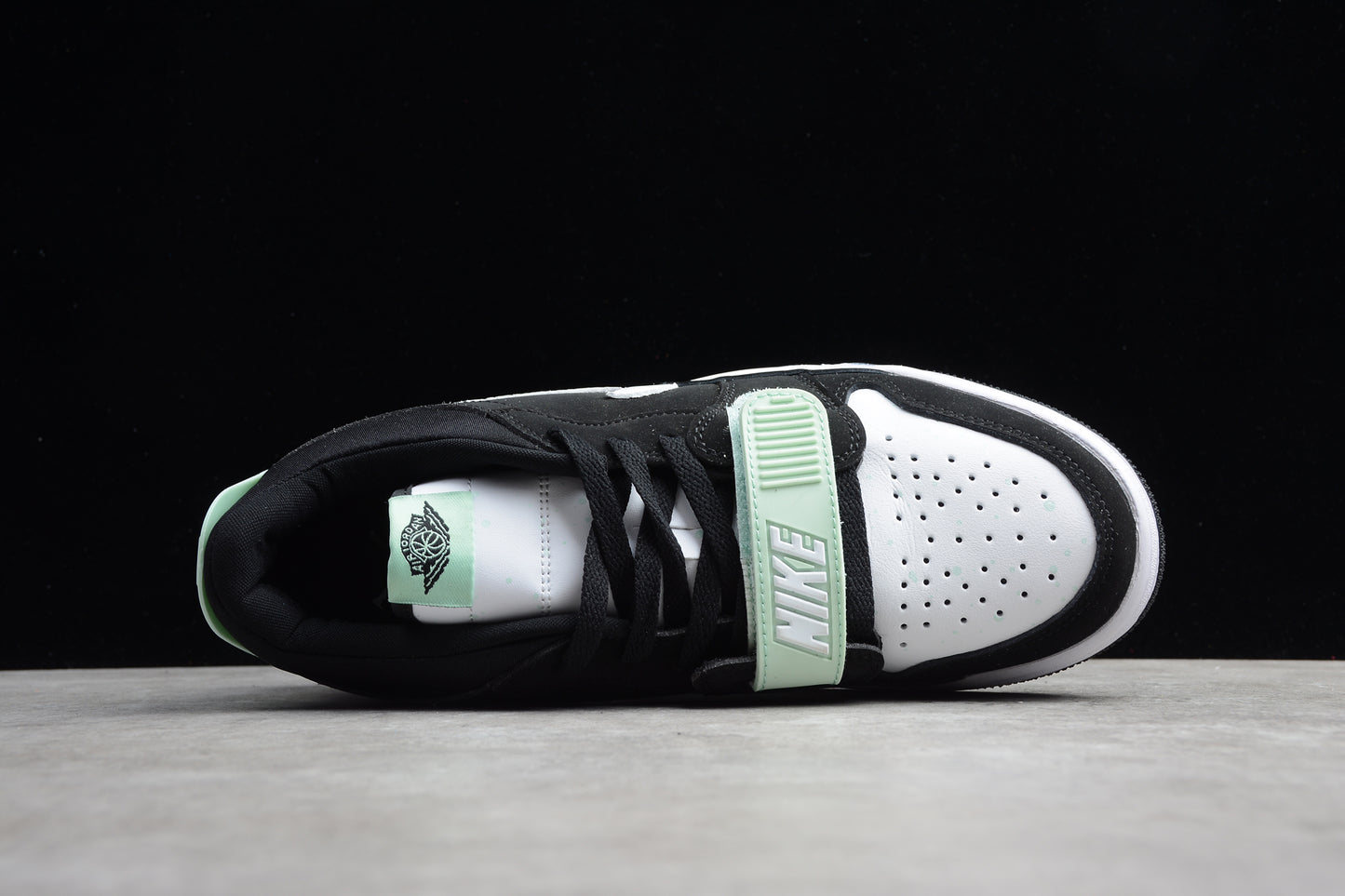 R20 Cost-Effective Black, White and Green Sneakers braveps